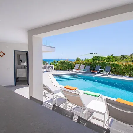 Villa Centeanes - Luxury